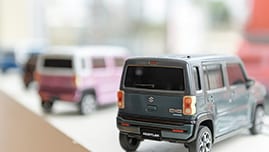 店舗内に展示されたスズキ・ハスラーのミニカー